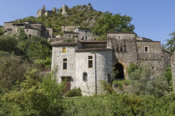 Malá vesnice Rochecolombe v okrese Ardeche, Jižní Francie — Stock fotografie