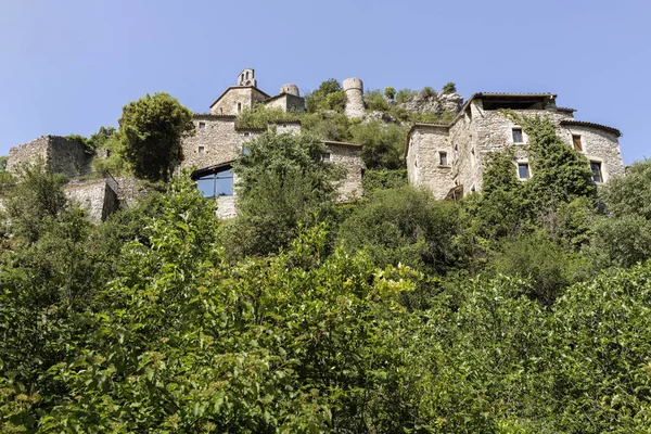 Das kleine Dorf rochecolombe im Bezirk ardeche, südfrankreich — Stockfoto