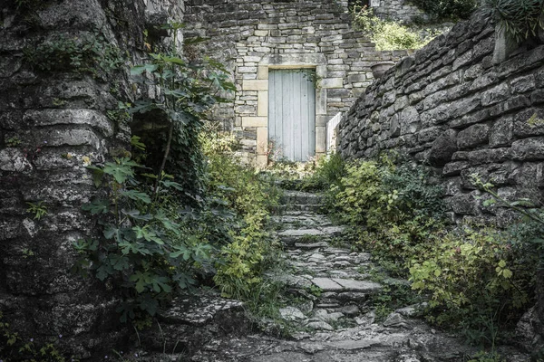 Allée dans le petit village de Rochecolombe, district d'Ardèche, France — Photo