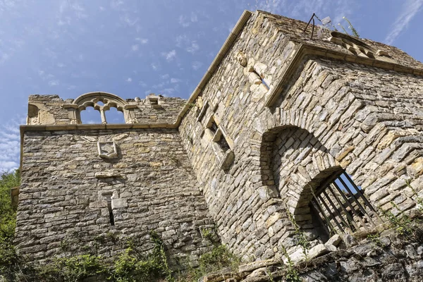 Kyrkan riuns i byn av Rochecolombe, Ardeche distriktet, Frankrike — Stockfoto