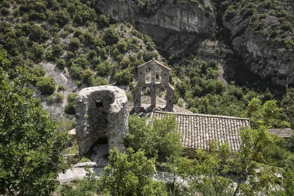 Teil der alten Kirche im Dorf Rochecolombe, Frankreich — Stockfoto