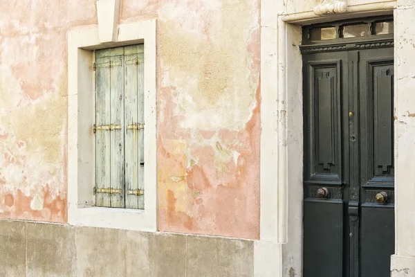 Terk edilmiş evde kapalı Panjur ve kapı ile