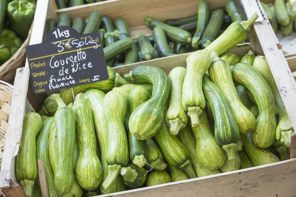 Fresh Zucchinis em um mercado na França — Fotografia de Stock