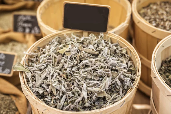 Fransa'da bir piyasada kurutulmuş adaçayı