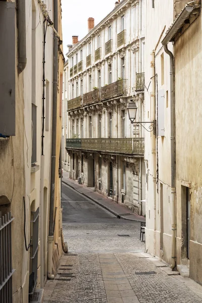 Pittoresk gränd i Montpellier, södra Frankrike — Stockfoto