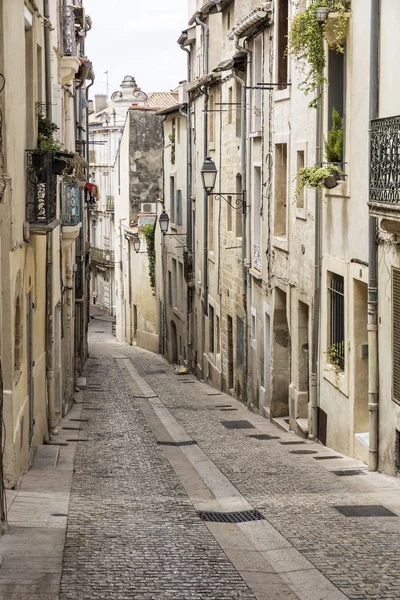 Pittoresk gränd i Montpellier, södra Frankrike — Stockfoto