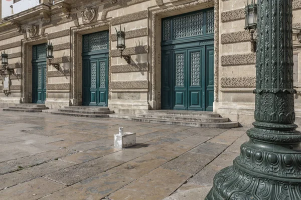 Vstupní dveře v národní opeře v Montpellier, Jižní Francie — Stock fotografie