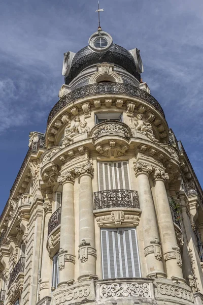 Edificio histórico en Montpellier, sur de Francia — Foto de Stock