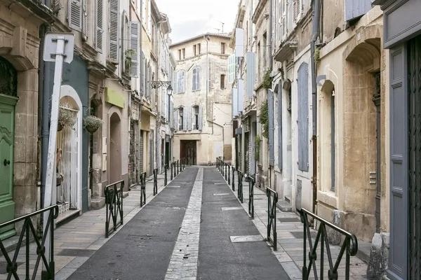 Pittoresk gränd i Arles, södra Frankrike — Stockfoto
