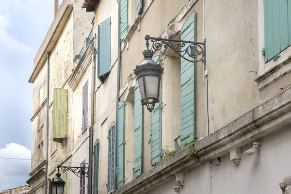 Malerische Fassade eines Wohnhauses in Arles, Südfrankreich — Stockfoto