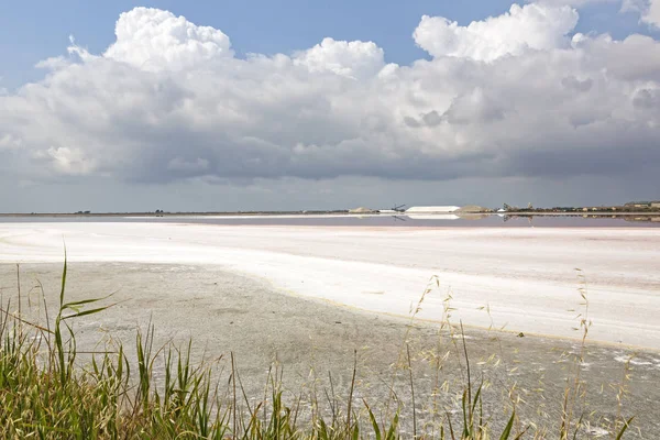 Camargue bölgesinde, Güney Fransa tuz üretimi — Stok fotoğraf