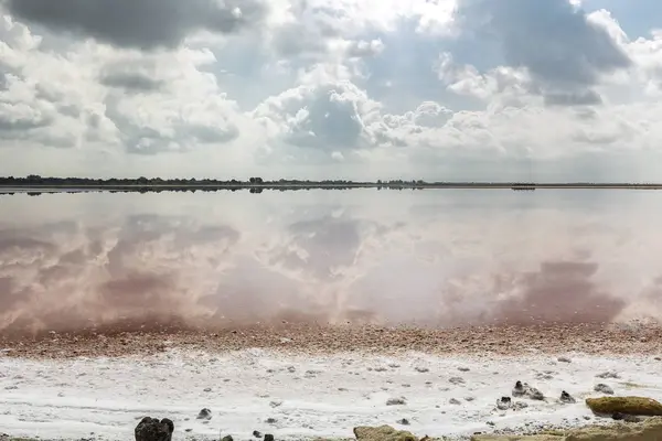 Производство морской соли в районе Камарг, Южная Франция — стоковое фото