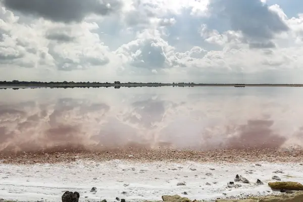 Deniz tuz üretimi Camargue bölgesinde, Güney Fransa — Stok fotoğraf