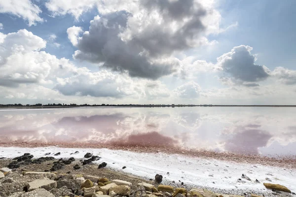 Производство морской соли в районе Камарг, Южная Франция — стоковое фото