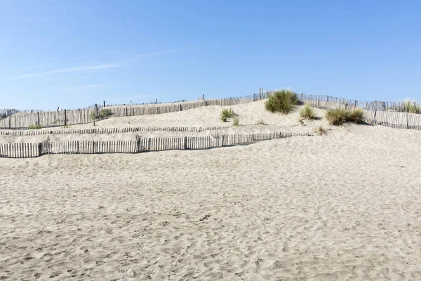 Paesaggio delle dune con recinzioni sulla spiaggia de L'espiguette nel quartiere Camargue, Francia meridionale — Foto Stock