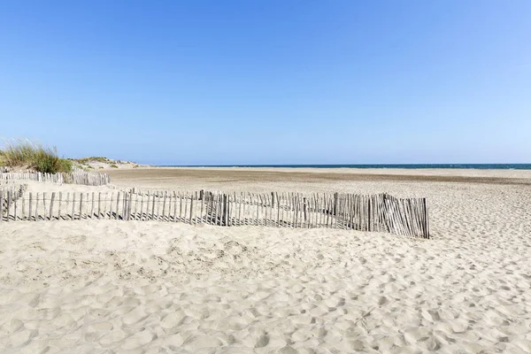 Paisaje de dunas en la playa de L 'espiguette en el distrito de Camargue, sur de Francia —  Fotos de Stock