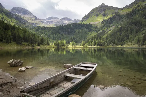 夏にオーストリア、シュタイアー マルク州の湖 Duisitzkarsee — ストック写真