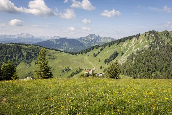 Obere Firstalm 从通往巴伐利亚的 Brecherspitze 峰的小路上看到的 — 图库照片