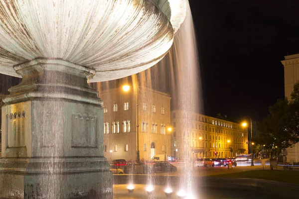 德国慕尼黑市中心的照明喷泉 — 图库照片