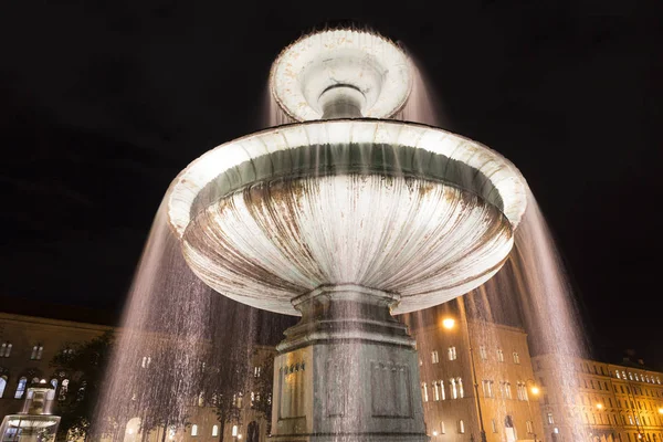 Освещённый Фонтан Центре Мюнхена Германия — стоковое фото