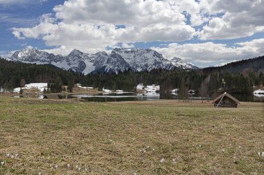 İlkbaharda Geroldsee Gölü (Wagenbruechsee) Karwendel Dağları manzaralı