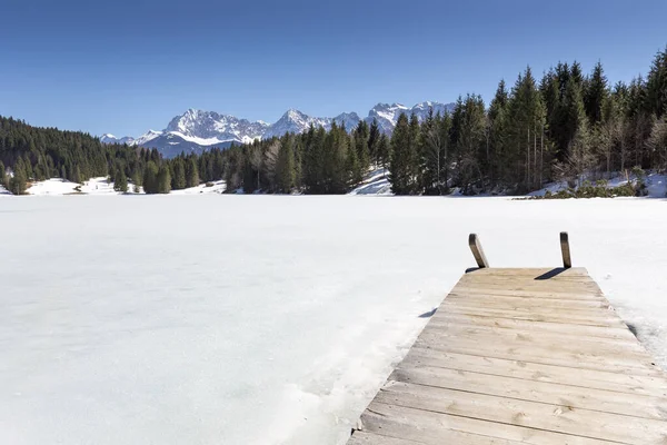 Λίμνη Geroldsee Wagenbruechsee Στις Αρχές Της Άνοιξης Θέα Βουνά Karwendel — Φωτογραφία Αρχείου