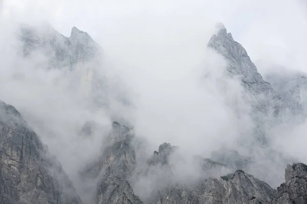 Picos de montaña cubiertos de nubes, Alemania — Foto de Stock