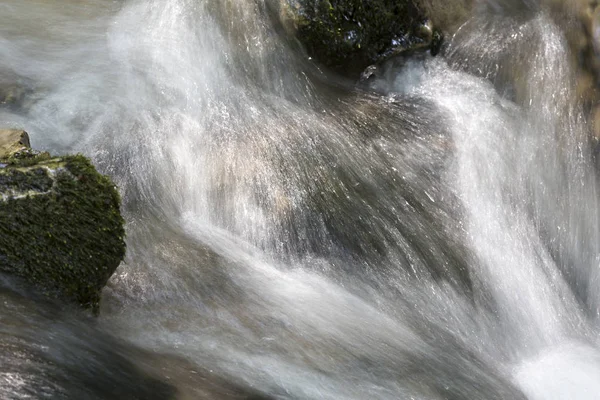 Egy hegyi patak részlete, szándékosan elhomályosítva. — Stock Fotó