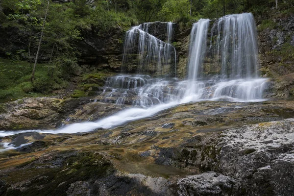 Watervallen van Weissbach in Beieren, Duitsland — Stockfoto