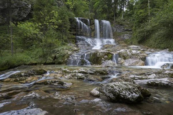 Watervallen van Weissbach in Beieren, Duitsland — Stockfoto