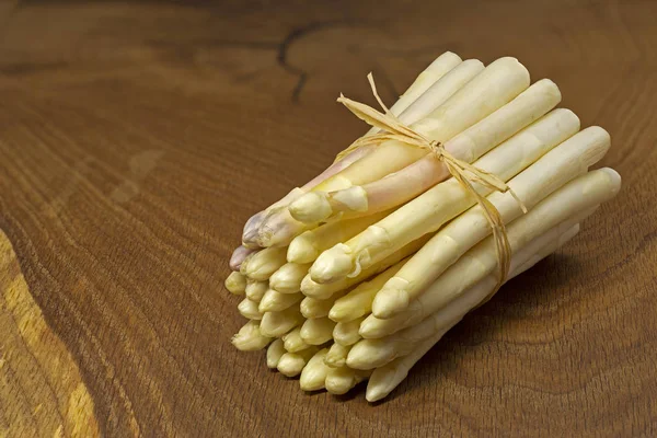 Bund Frischer Weißer Spargel Auf Einem Holzbrett — Stockfoto