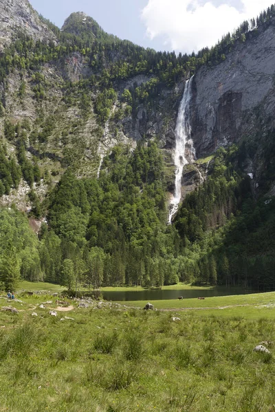 Cascata Roethbachfall vicino al lago Obersee in Baviera in estate — Foto Stock