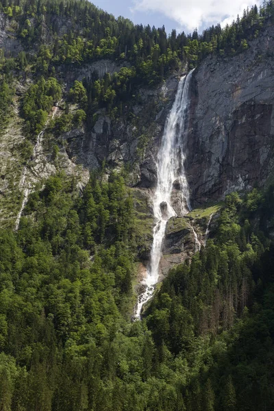 Cascata Roethbachfall vicino al lago Obersee in Baviera in estate — Foto Stock