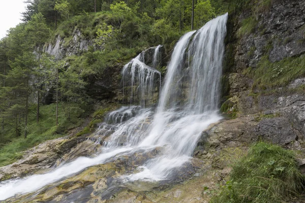 Weissbachovy vodopády v Bavorsku, Německo — Stock fotografie