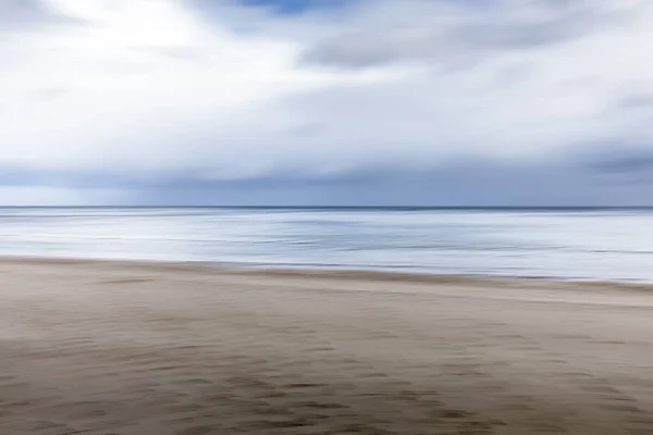 ぼやけて焦点を絞った海と空の背景 — ストック写真