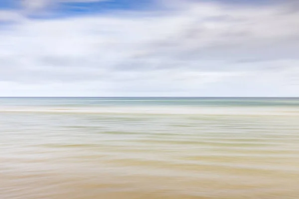 ぼやけて焦点を絞った海と空の背景 — ストック写真