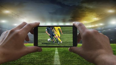   Futbol fanatiği futbol oyunu kaldırır