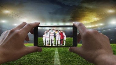   Futbol fanatiği futbol oyunu kaldırır