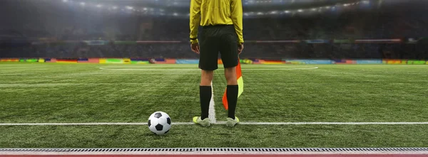 Het spel van de voetbal scheidsrechter staat op het veld voordat het spel, rea — Stockfoto