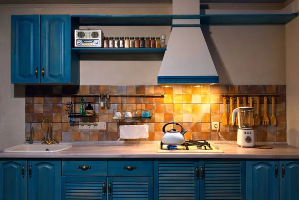 Kök med blå kokande vattenkokare i inredningen — Stockfoto