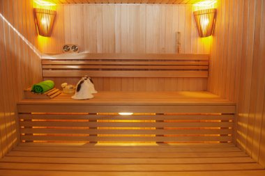 Sauna odası geleneksel sauna aksesuarları ile