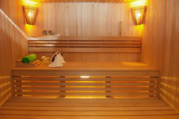 Sala de sauna con accesorios de sauna tradicionales — Foto de Stock