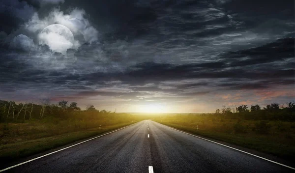 Estrada rural com um céu escuro — Fotografia de Stock