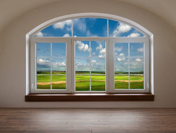 Visa från fönstret i ett tomt rum — Stockfoto