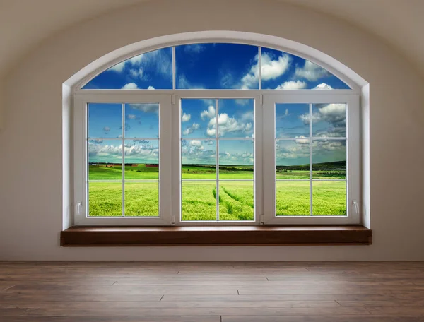 Visa från fönstret i ett tomt rum — Stockfoto