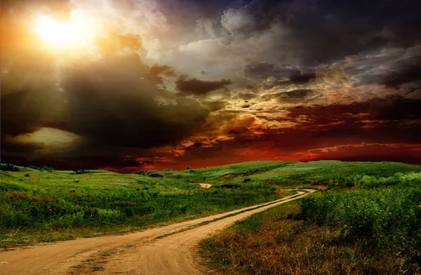 Strada di campagna. Strada di campagna attraverso le verdi colline — Foto Stock