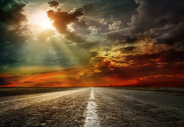 Asfaltové silnici při západu slunce. — Stock fotografie