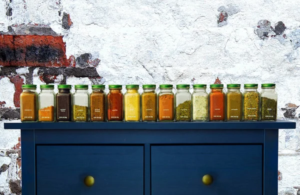 Разнообразные молотые специи в бутылках по дереву, Натюрморт со специями — стоковое фото