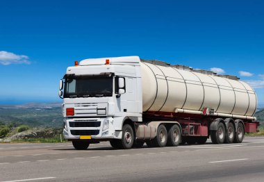 Römork tanker kamyon karayolu üzerinde