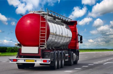 büyük bir taş döşeli yol üzerinde krom tanker ile tanker 